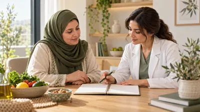 امرأة محجبة تراجع دفتر طعام فارغاً مع اختصاصية تغذية في غرفة استشارة هادئة